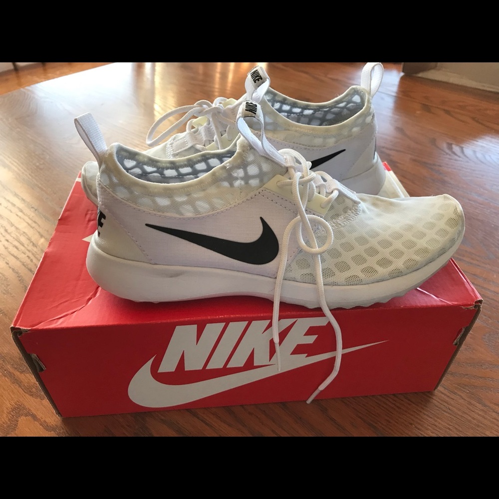 White roshe Nike sneakers